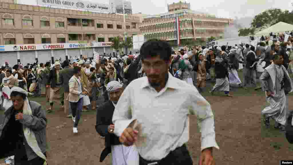 Des passants en débandade après l&#39;explosion d&#39;une bombe à Sanaa, Yémen, le 9 octobre 2014. Au moins 47 personnes jeudi après qu&rsquo;un homme a fait exploser sa ceinture à explosif dans la capitale yéménite. REUTERS 