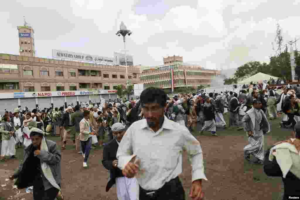 People flee at the scene of a suicide attack in Sana&#39;a, Yemen, Oct. 9, 2014. 