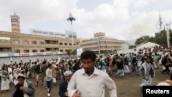 9일 자살 폭탄 공격이 발생한 예멘 사나에서 행인들이 대피하고 있다.