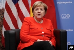 La canciller de Alemania, Angela Merkel, habló a la prensa sobre la muerte del expresidente de EE.UU. George H. W. Bush, durante una reunión con el presidente Donald Trump, en la Cumbre del G-20 en Buenos Aires, Argentina, el 1 de diciembre de 2018.