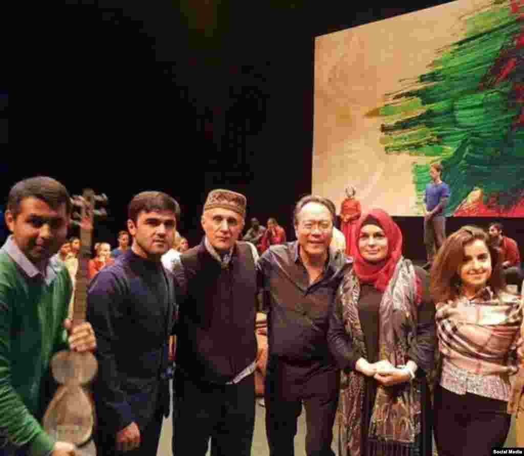 Alim Qasımov və Fərqanə Qasımova "İpək Yolu" musiqi ansamblının rəhbəri, dünya şöhrətli violençelist Yo Yo Ma və musiqiçilərlə