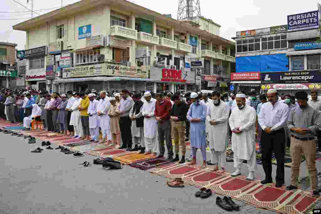 پاکستان کے دارالحکومت اسلام آباد کی ایک مسجد کے باہر لوگ سڑک پر نماز ادا کر رہے ہیں۔ 