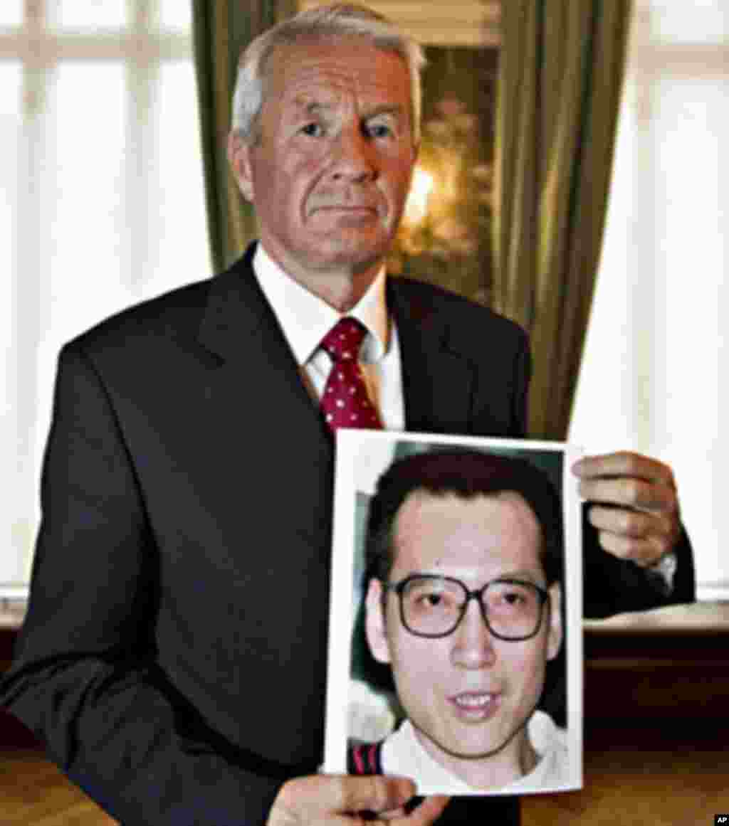 诺贝尔委员会主席亚格兰（Thorbjoern Jagland）抱着刘晓波的照片（2010年10月8日）