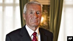 Norwegian Nobel Committee Chairman Thorbjoern Jagland holds up a photograph of jailed Chinese dissident Liu Xiaobo who won the 2010 Nobel Peace Prize, 08 Oct 2010