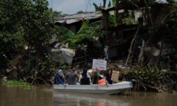 Aksi anak-anak peduli sungai bersama Ecoton menyusuri sungai Surabaya dan masih menjumpai sampah yang dibuang di bantaran sungai (Foto courtesy: Ecoton).