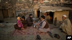 Pengungsi Afghanistan tinggal di tempat penampungan di Islamabad, Pakistan (foto: dok).