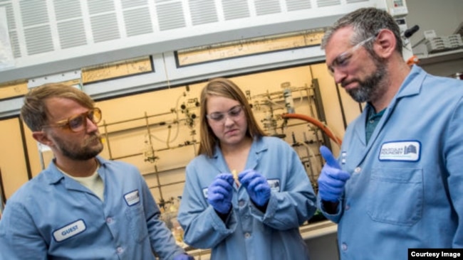 Members of the scientific research team at the Department of Energy’s Lawrence Berkeley National Laboratory included (left to right) Peter Christensen, Kathryn Loeffler and Brett Helms. (Credit: Marilyn Chung/Berkeley Lab)