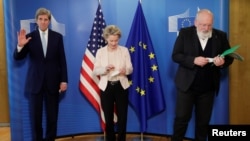 美国总统气候事务特使克里、欧盟委员会主席冯德莱恩和负责绿色协议的欧盟委员会副主席蒂默曼斯在布鲁塞尔会晤后与媒体见面。(2021年3月9日）