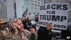 Para pendukung Donald Trump melakukan unjuk rasa di gedung Trump Tower, New York pasca kemenangan Trump dalam pilpres AS (foto: dok).