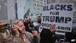 Para pendukung Donald Trump melakukan unjuk rasa di gedung Trump Tower, New York pasca kemenangan Trump dalam pilpres AS (foto: dok).