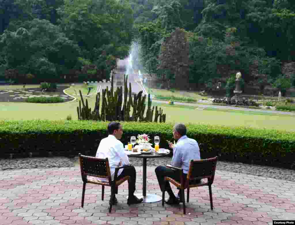 Presiden Joko Widodo dan mantan Presiden Barack Obama berbincang santai dalam pertemuan di Istana Bogor Jumat (30/6).