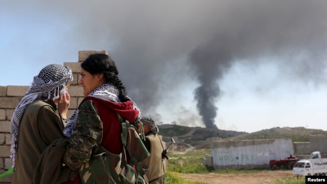 Combatientes kurdos observan una posición del Estado islámico en Sinjar, donde este jueves se ha lanzado una ofensiva para recuperarla.