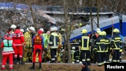 Nhân viên cứu hộ tại hiện trường tai nạn gần Bad Aibling, tây nam nước Đức, ngày 9/2/2016.