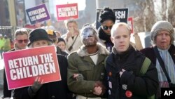 Therese Okoumou, centro, camina con sus partidarios a su sentencia en Nueva York, el martes 19 de marzo de 2019.