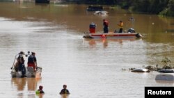 Tim penyelamat mencari korban yang masih hilang saat banjir hebat melanda Erftstadt-Blessem, Jerman (17/7).