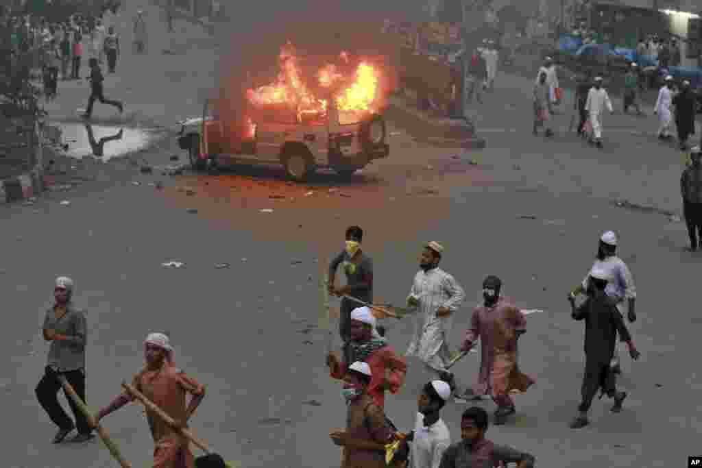 Bangladeshi activists from Hifazat-e-Islam, a newly formed group, set a police jeep on fire during a protest in Dhaka, Bangladesh, May 5, 2013.