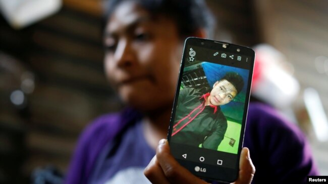 Ảnh Carlos Hernandez Vasquez trong điện thoại của chị gái Rosa Elvira Hernandez.