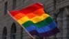 ARCHIVO - En Rusia, contrario al resto de países de la mayor parte del mundo, está prohibido mostrar la bandera arco iris, el emblema del orgullo gay y representativa de la comunidad LGBT.