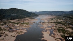  Mực nước giảm thấp kỷ lục ở đoạn sông Mekong chảy qua huyện Pak Chom, tỉnh Loei, đông bắc Thái Lan với phía Lào ở bên phải. (Ảnh tư liệu ngày 31/10/2019)