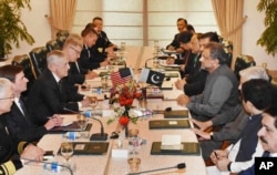 امریکی وزیر دفاع جم میٹس کی اسلام آباد میں وزیراعظم شاہد خاقان عباسی سے مذاکرات ، دسمبر 2017