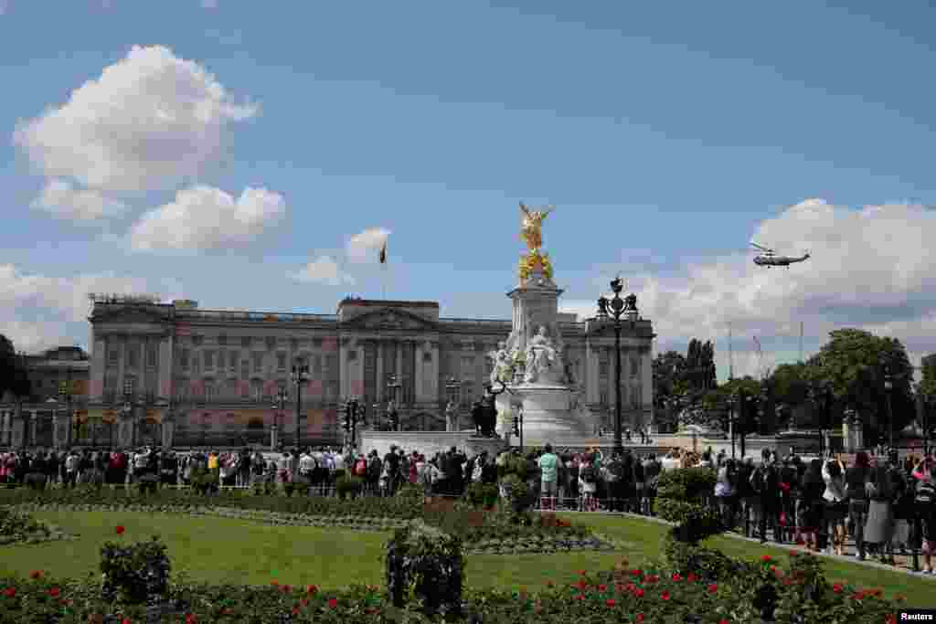 Marine One is seen approaching Buckingham Palace during the state visit of U.S. President Donald Trump and First Lady Melania Trump to Britain, June 3, 2019.