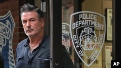 L'acteur Alec Baldwin sort du commissariat du 10e arrondissement de la police de New York, vendredi 2 novembre 2018.