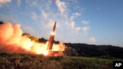 Rudal balistik Korea Selatan Hyunmoo II diluncurkan dari lokasi yang tidak disebutkan di Korea Selatan, Senin, 4 September 2017. (Foto: Kementerian Pertahanan Korea Selatan via AP).