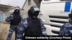 Обшуки проводять співробітники відразу декількох відомств: МВС Росії, ФСБ і Росгвардії