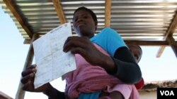 Nontsatsa Nosele has brought her sick baby son to get medical help at the health point (D. Taylor/VOA)
