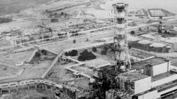 Pogled iz zraka na nuklearnu elektranu u Černobilu, mjesto najveće nuklearne nesreće na svijetu, vidljiv je u travnju 1986. godine, napravljen dva do tri dana nakon eksplozije u černobilskom gradu Ukrajini. Ispred dimnjaka je uništeni 4. reaktor. (AP Photo)