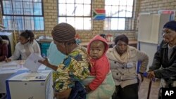 Warga Afrika Selatan menyalurkan hak pilih mereka di sebuah TPS yang berlokasi di SMP Hitekani di Soweto, Johannesburg, 8 Mei 2019. 