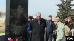Mehman Hüseynov Elmar Hüseynovun qəbri önündə