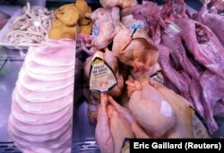 Ayam dan kelinci dipajang di toko daging. (Foto: REUTERS/Eric Gaillard)