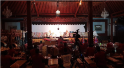 Lakon “Angkara Rubuh, Utama Lungguh" yang turut menampilkan Presiden AS Joe Biden dan Wakil Presiden AS Kamala Harris, Solo, Jawa Tengah, 30 Januari 2021. (Foto: VOA/Nurhadi Sucahyo)