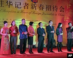 中国外交部发言人们在春节招待会上与外国记者同台演唱