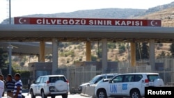 Kendaraan PBB masuk ke Suriah dari Turki di gerbang perbatasan, Cilvegozu di seberang titik penyeberangan komersial Bab al-Hawa Suriah di Reyhanli, Provinsi Hatay, Turki, 16 September 2016. (Foto: dok). 