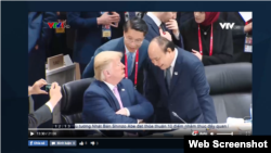 Tổng thống Mỹ Donald Trump và Thủ tướng Việt Nam Nguyễn Xuân Phúc tại G20 ở Osaka, Nhật ngày 28/6/2019. Photo: Chụp từ VTV1