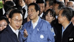 Japan's Prime Minister Naoto Kan, center, chats with South Korean President Lee Myung-bak, left, and Chinese Premier Wen Jiabao, right, while visiting an evacuation center in Fukushima city, Japan, May 21, 2011.