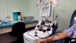 Pacijent koji se oporavio od COVID-19 daje krv u bolnici u Panama Cityju, 13. maja 2020.