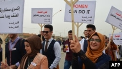 Des jeunes irakiennes participent à la marche de la Journée des droits des femmes dans l'ancienne ville de Mossoul, le 8 mars 2018.