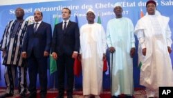 Le président Emmanuel Macron entouré des présidents du Sahel à Bamako, le 2 juillet 2017.