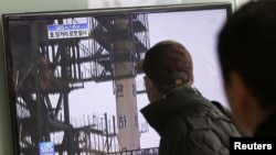 South Koreans watch a television report on North Korea's rocket launch at Seoul railway station in Seoul, December 12, 2012. 
