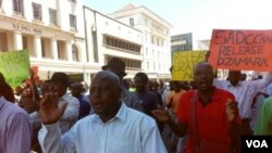 Vechidiki veMDCinotungamirirwa naVaNelson Chamisa vachiratidzira muHarare vachiti hupfumi hwenyika hwaparara.