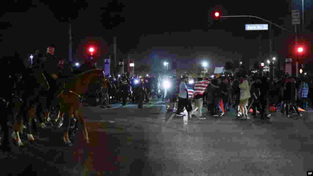 Les manifestants dans la rue après le rassemblement pour le candidat présidentiel républicain Donald Trump à Costa Mesa, le 28 avril 2016.