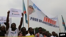Les partisans de l’opposition congolaise Moises Katumbi manifestent à Kinshasa devant la Cour suprême, le 27 juin 2018.