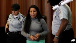 Teodora Vasquez (tengah) dibatalkan hukumannya oleh Mahkamah Agung El Salvador (foto: dok). 