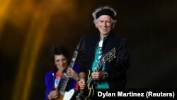 Keith Richards, anggota The Rolling Stones, tampil dalam tur mereka yang bertajuk ‘Stones-No Filter’ di London Stadium di London, Inggris, 22 Mei 2018 (foto: Reuters/Dylan Martinez)