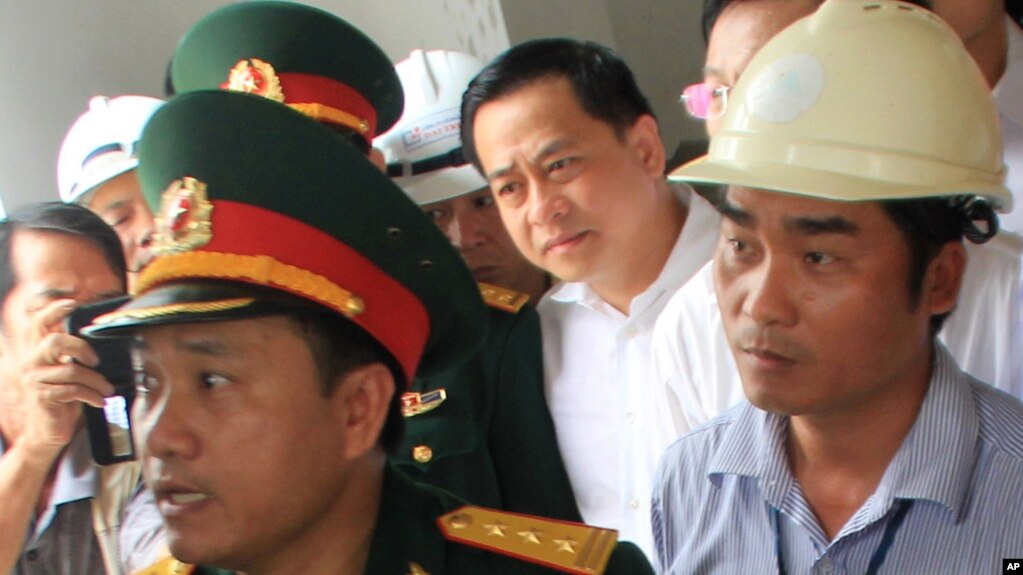 Scandal buôn đất của doanh nhân Phan Văn Anh Vũ (giữa) làm nhiều quan chức bị liên lụy