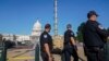 Agentes de los cuerpos de seguridad del Capitolio en Washington DC se preparan para una manifestación prevista para el próximo 18 de septiembre de 2021 en favor de los acusados y detenidos por el asalto a la sede del Legislativo el 6 de enero del año en curso.