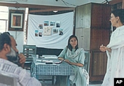 安妮·雷纳德在东南亚，她为垃圾走四方